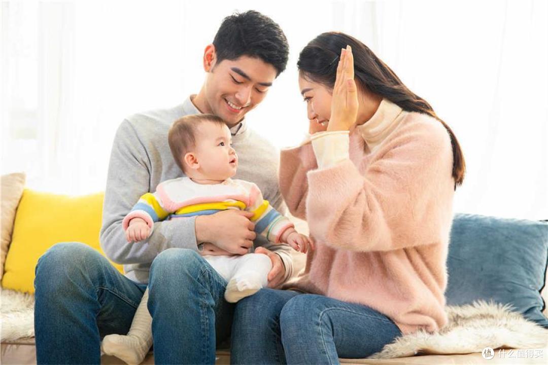 为啥宝宝被妈妈打骂后还求抱抱?妈妈隔着马路也能看出女儿不开心