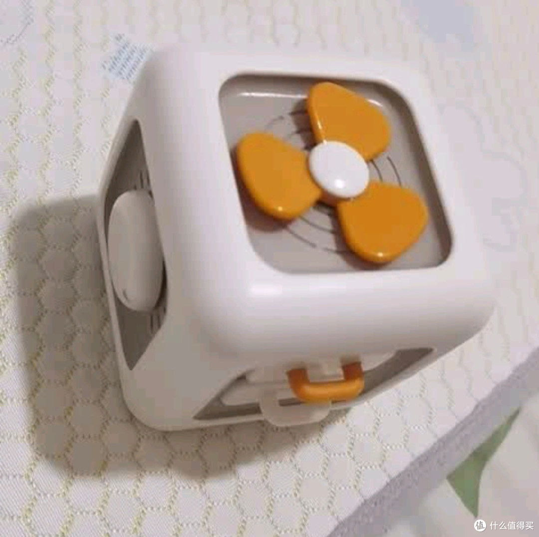 这款尚美贝贝婴儿玩具忙碌球堪称0-1岁宝宝的"蒙氏早教启蒙神器"