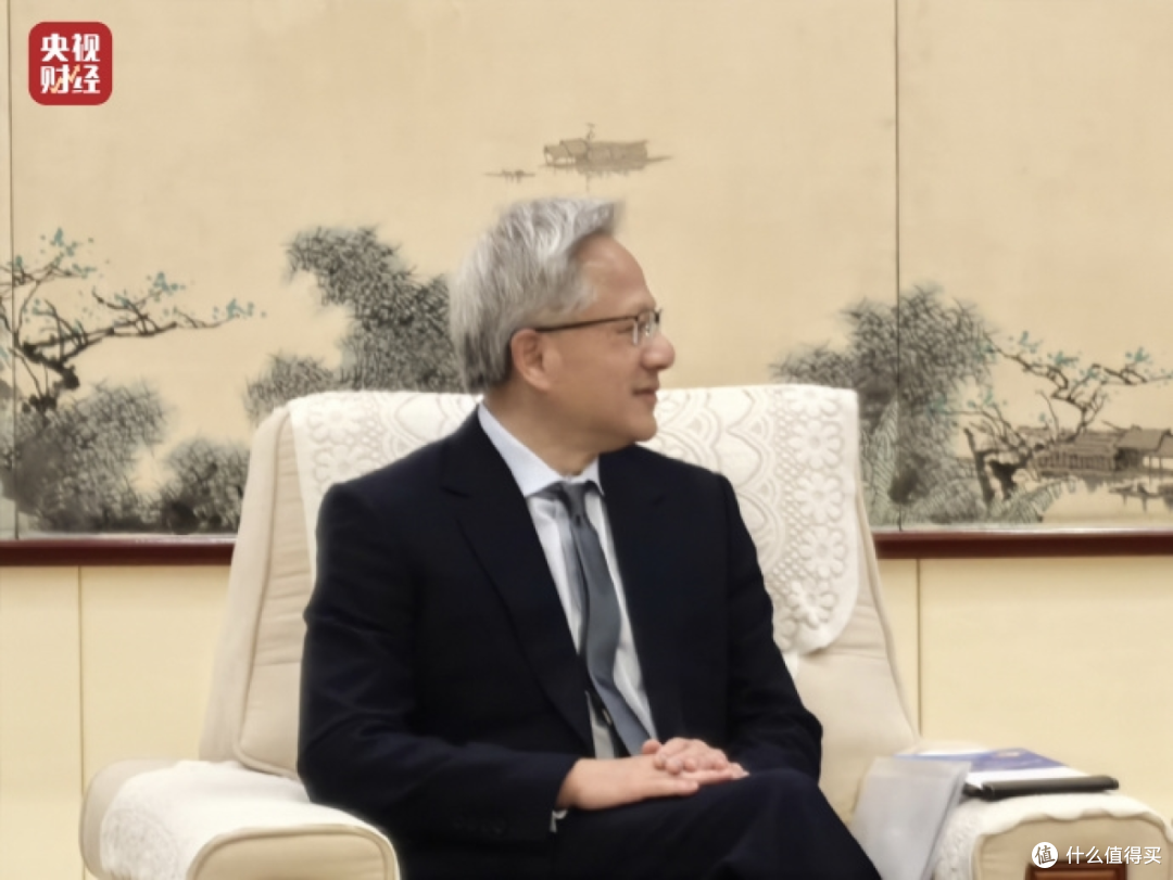 黄仁勋三度访华，穿唐装、说中文、见雷军，主打一个精明