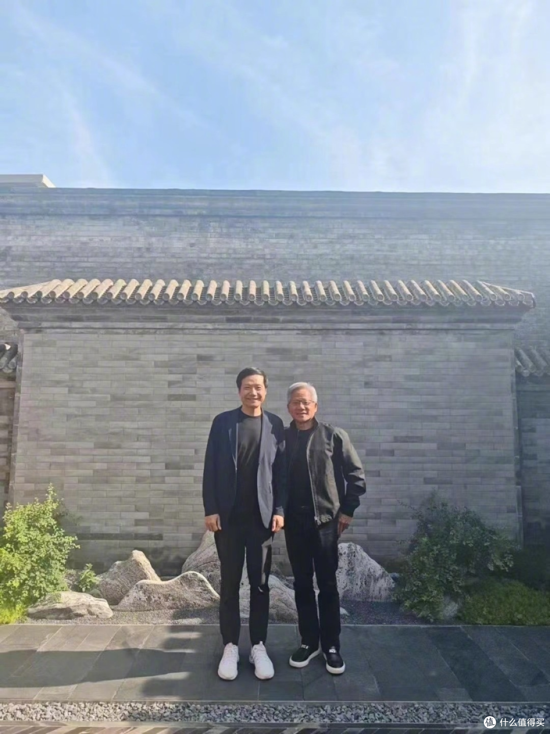 黄仁勋三度访华，穿唐装、说中文、见雷军，主打一个精明