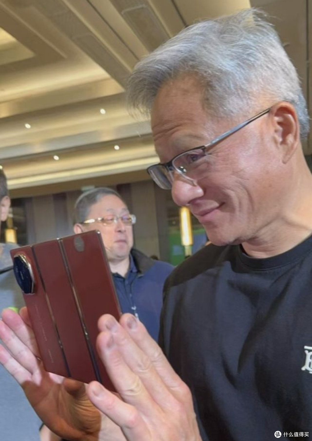 黄仁勋三度访华，穿唐装、说中文、见雷军，主打一个精明