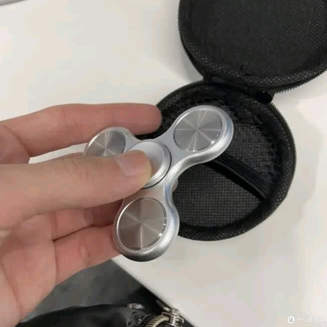 百里霜泄密者银色大三元指尖陀螺测评：机械解压的精准艺术