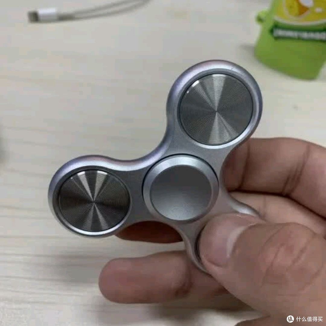 百里霜泄密者银色大三元指尖陀螺测评：机械解压的精准艺术
