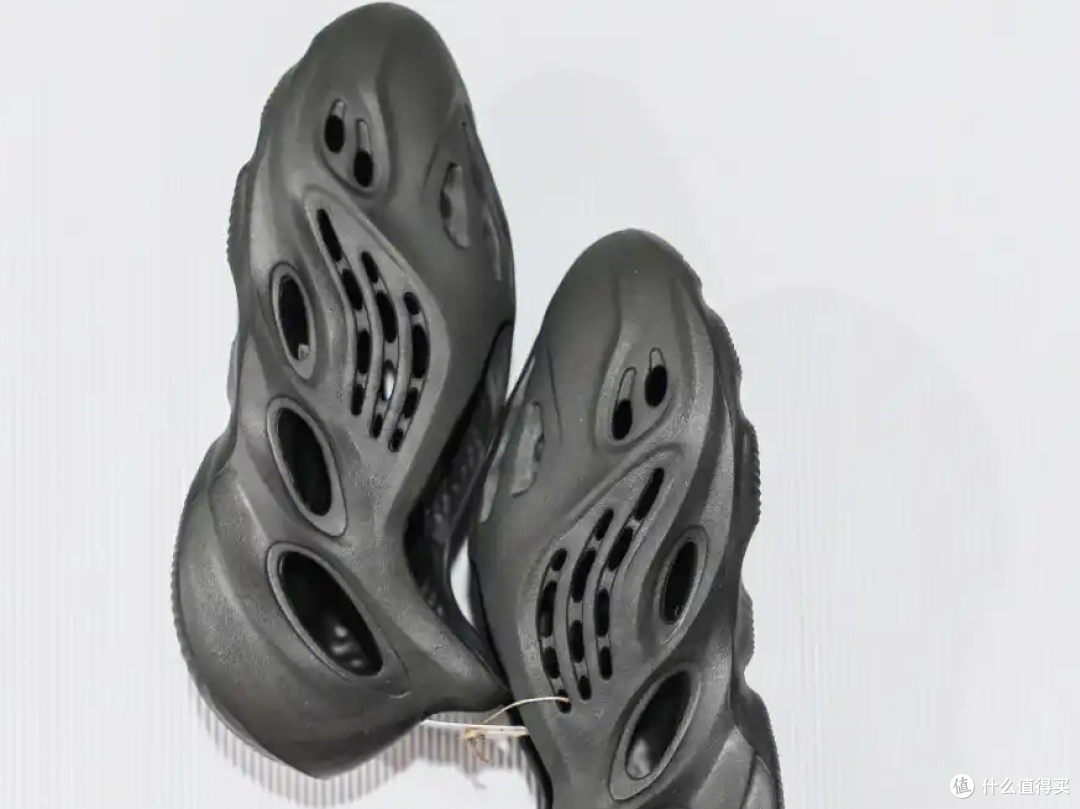 Adidas Yeezy Foam Runner 洞洞鞋评测：买个玩具