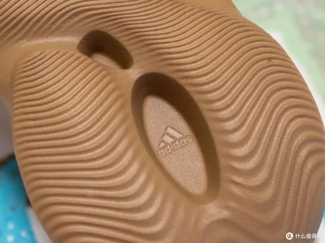 Adidas Yeezy Foam Runner 洞洞鞋评测：买个玩具