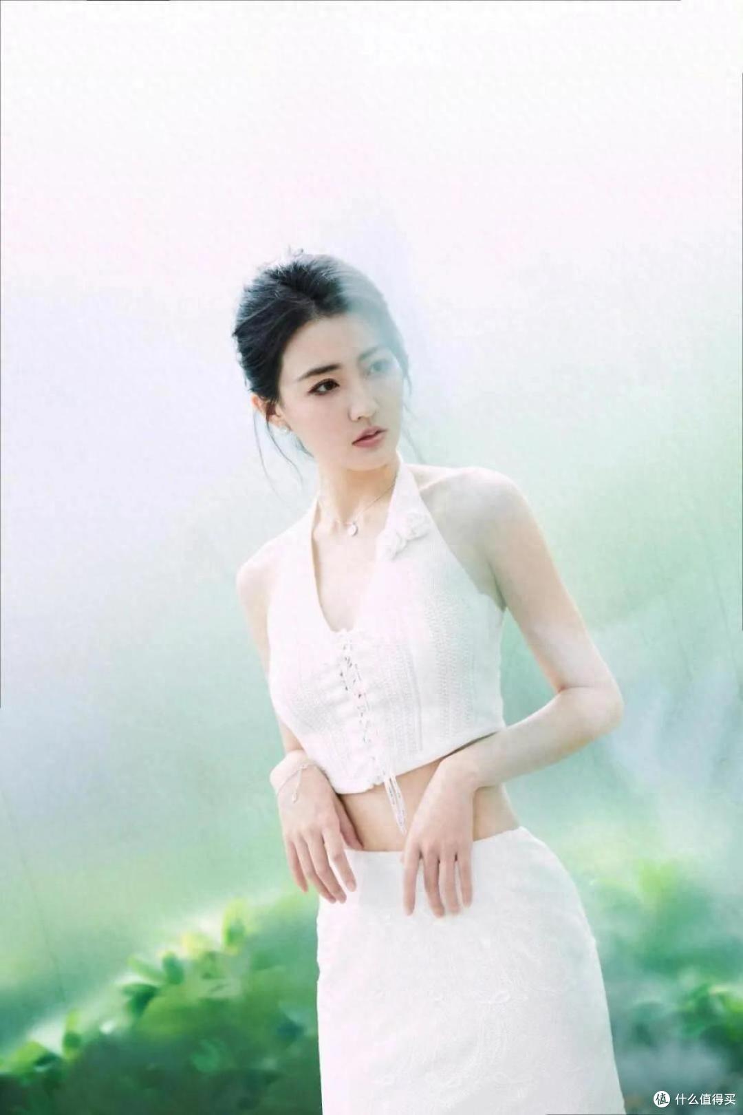 徐璐一袭挂脖短上衣 + 高开衩流苏裙,把“美”展现得淋漓尽致