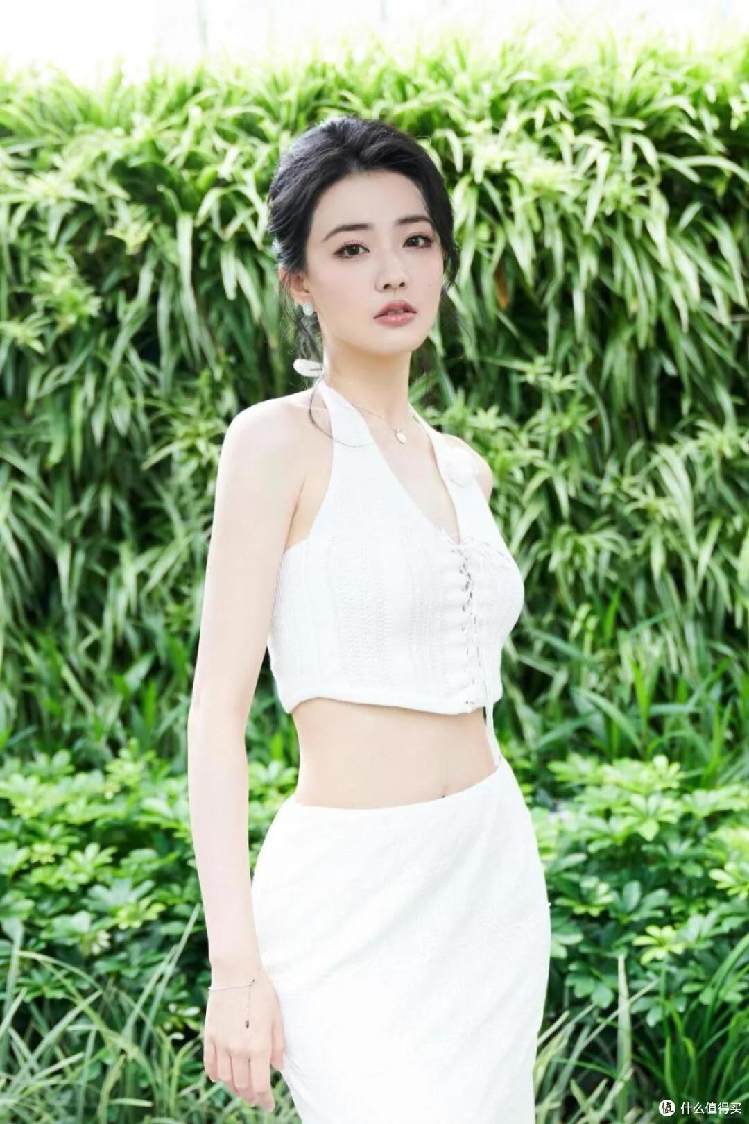 徐璐一袭挂脖短上衣 + 高开衩流苏裙,把“美”展现得淋漓尽致