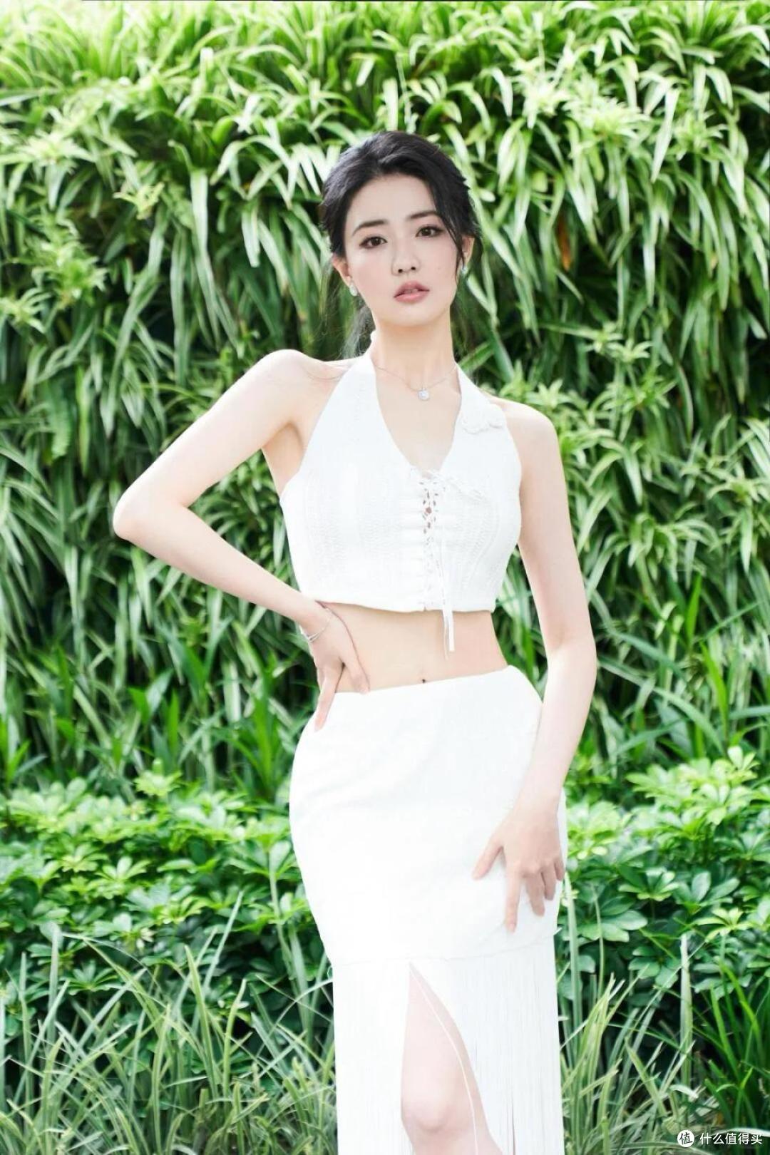 徐璐一袭挂脖短上衣 + 高开衩流苏裙,把“美”展现得淋漓尽致