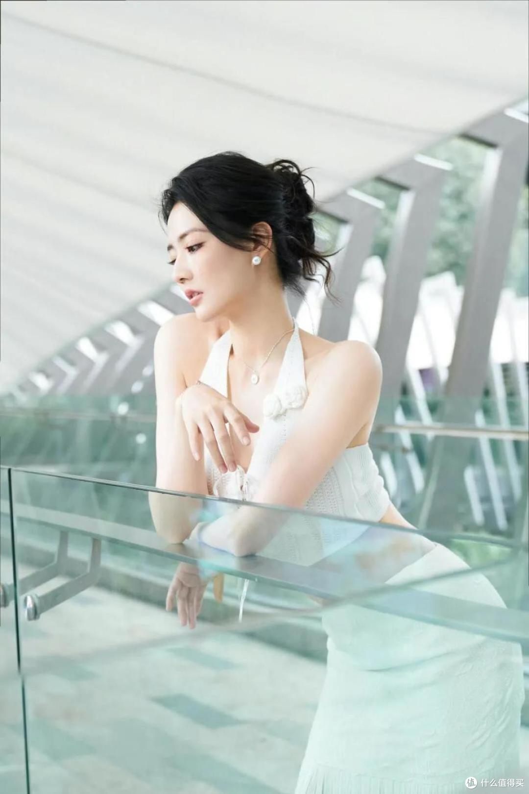 徐璐一袭挂脖短上衣 + 高开衩流苏裙,把“美”展现得淋漓尽致