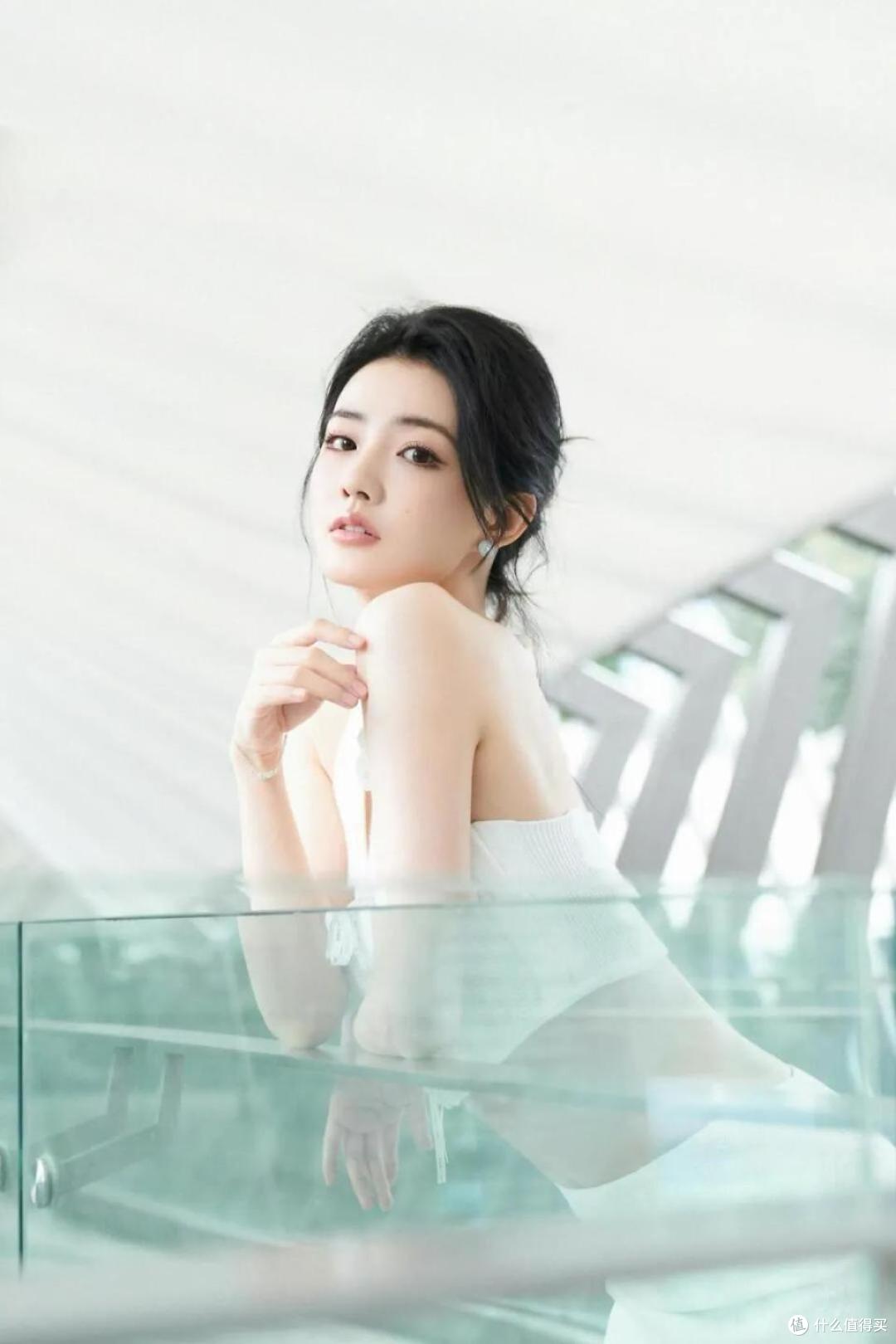 徐璐一袭挂脖短上衣 + 高开衩流苏裙,把“美”展现得淋漓尽致