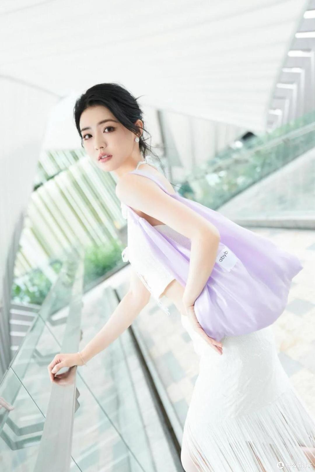 徐璐一袭挂脖短上衣 + 高开衩流苏裙,把“美”展现得淋漓尽致