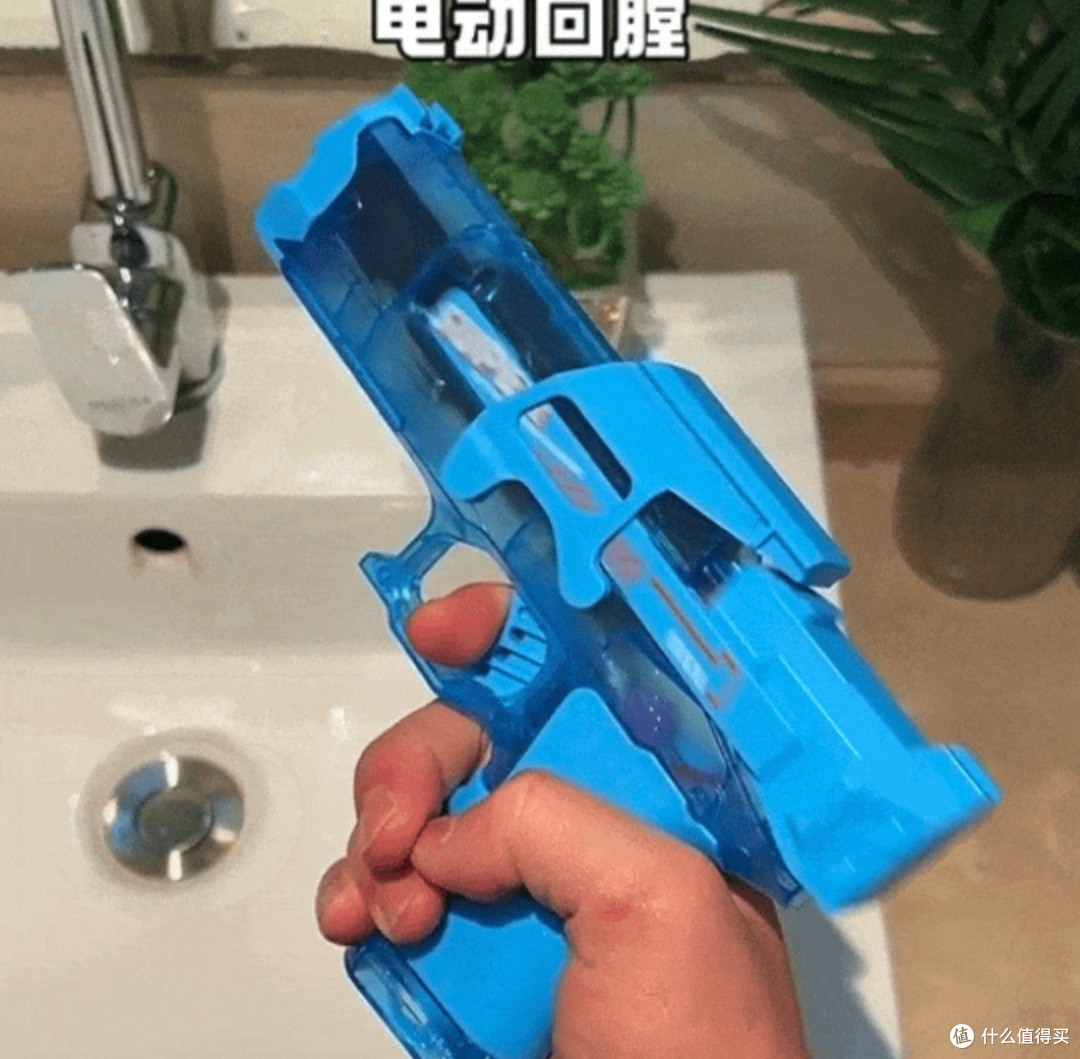 夏日玩水装备迎来革命性升级,这款火鼠水枪堪称移动的水上炮台。