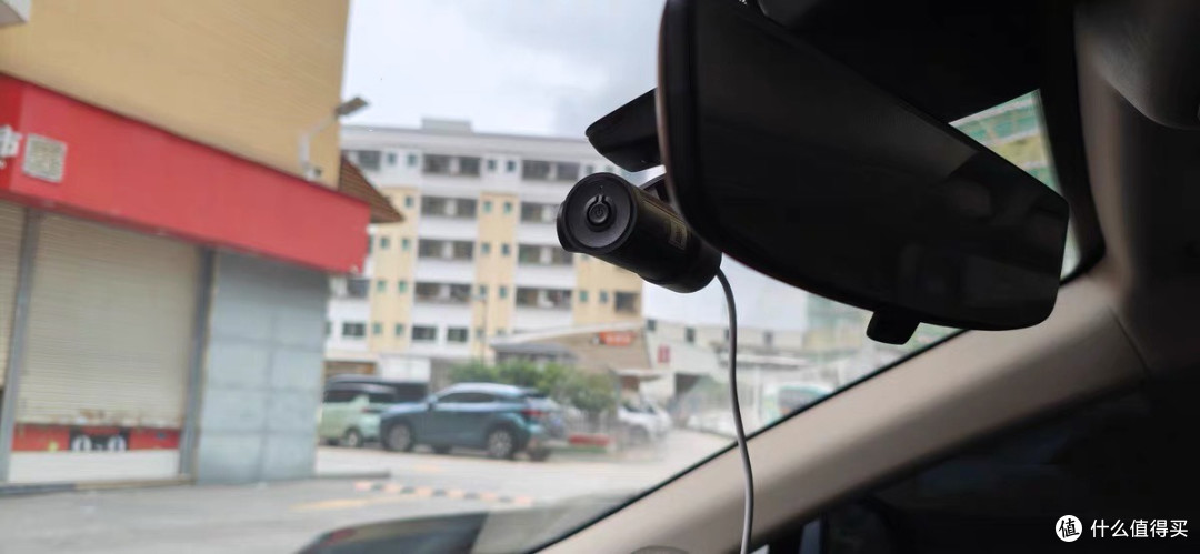 无须走线轻松安装的行车记录仪
