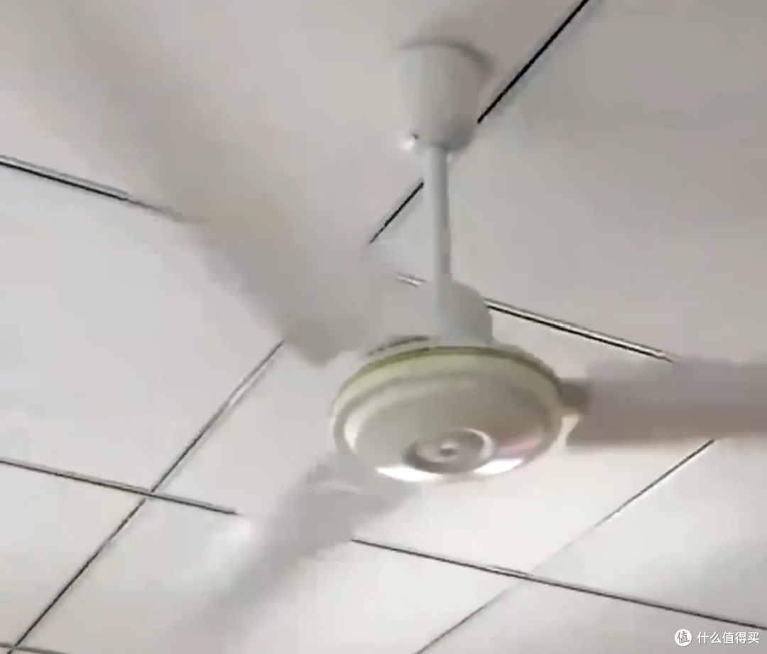 老家饭厅装了台吊扇,三伏天吃饭也舒坦!