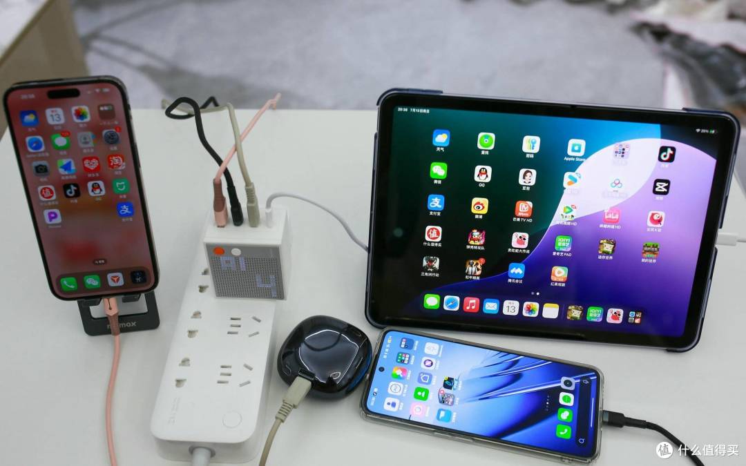 复古与科技的完美碰撞:闪极点阵屏100W快充+冰蓝充电宝体验