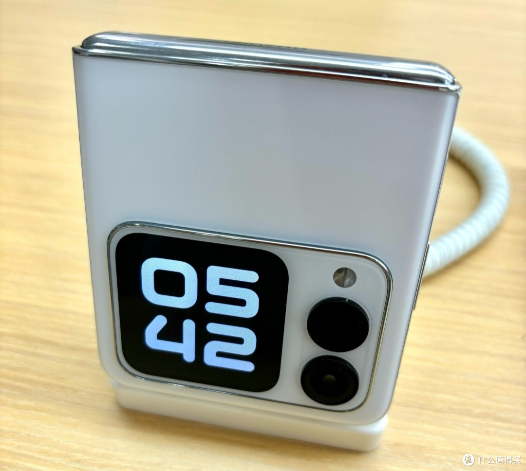 折叠屏手机:铰链与屏幕的科技突围