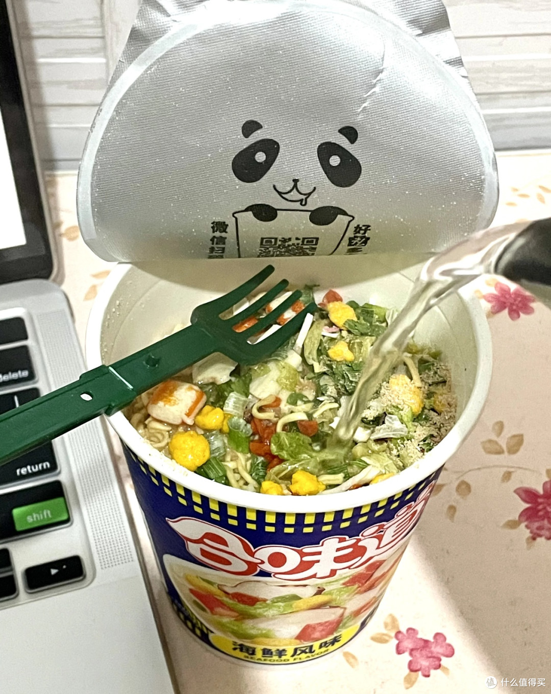速食之光：合味道海鲜风味杯面！