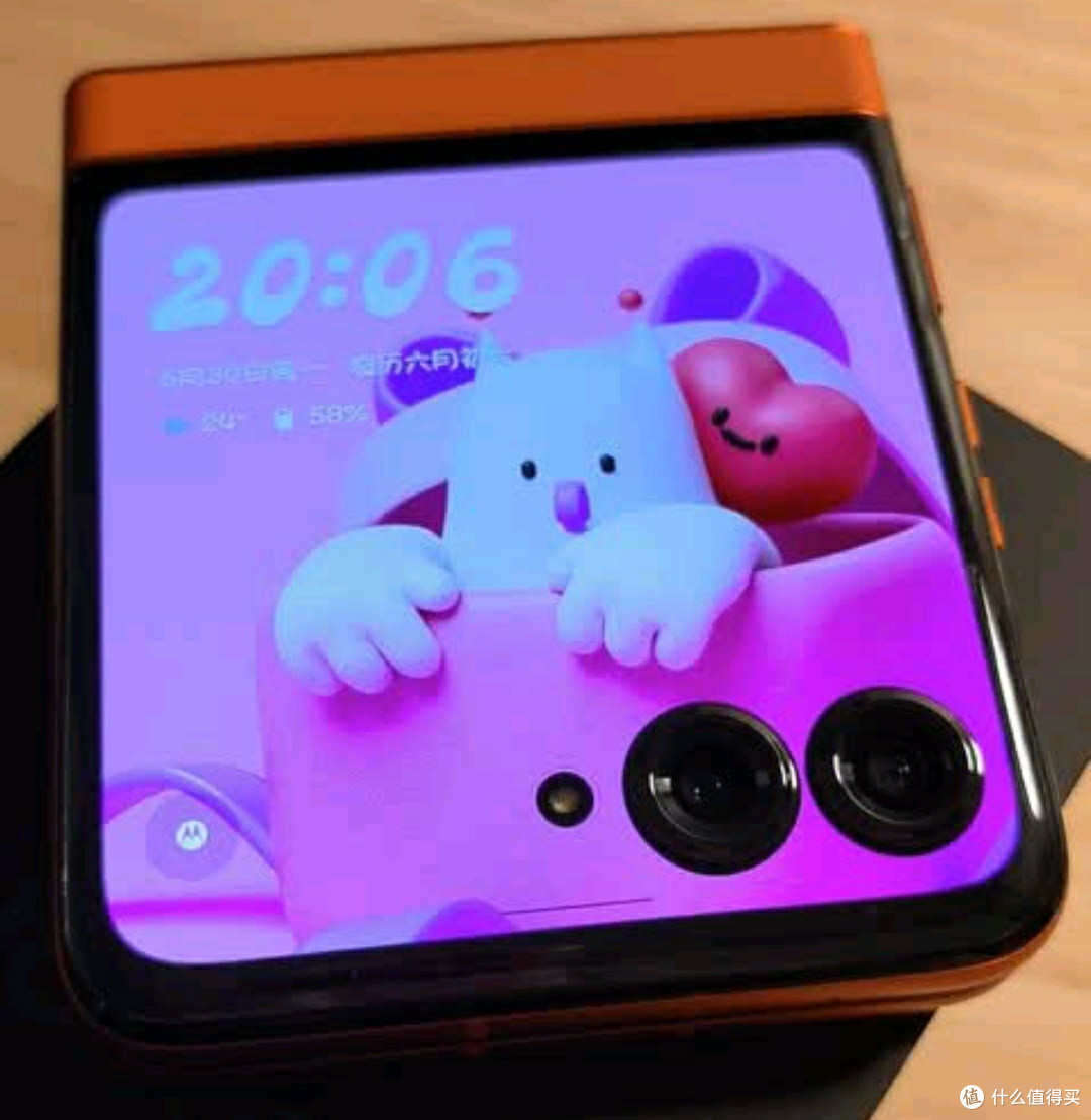 邂逅摩托罗拉moto Razr 50热爱橙，解锁折叠屏新潮流