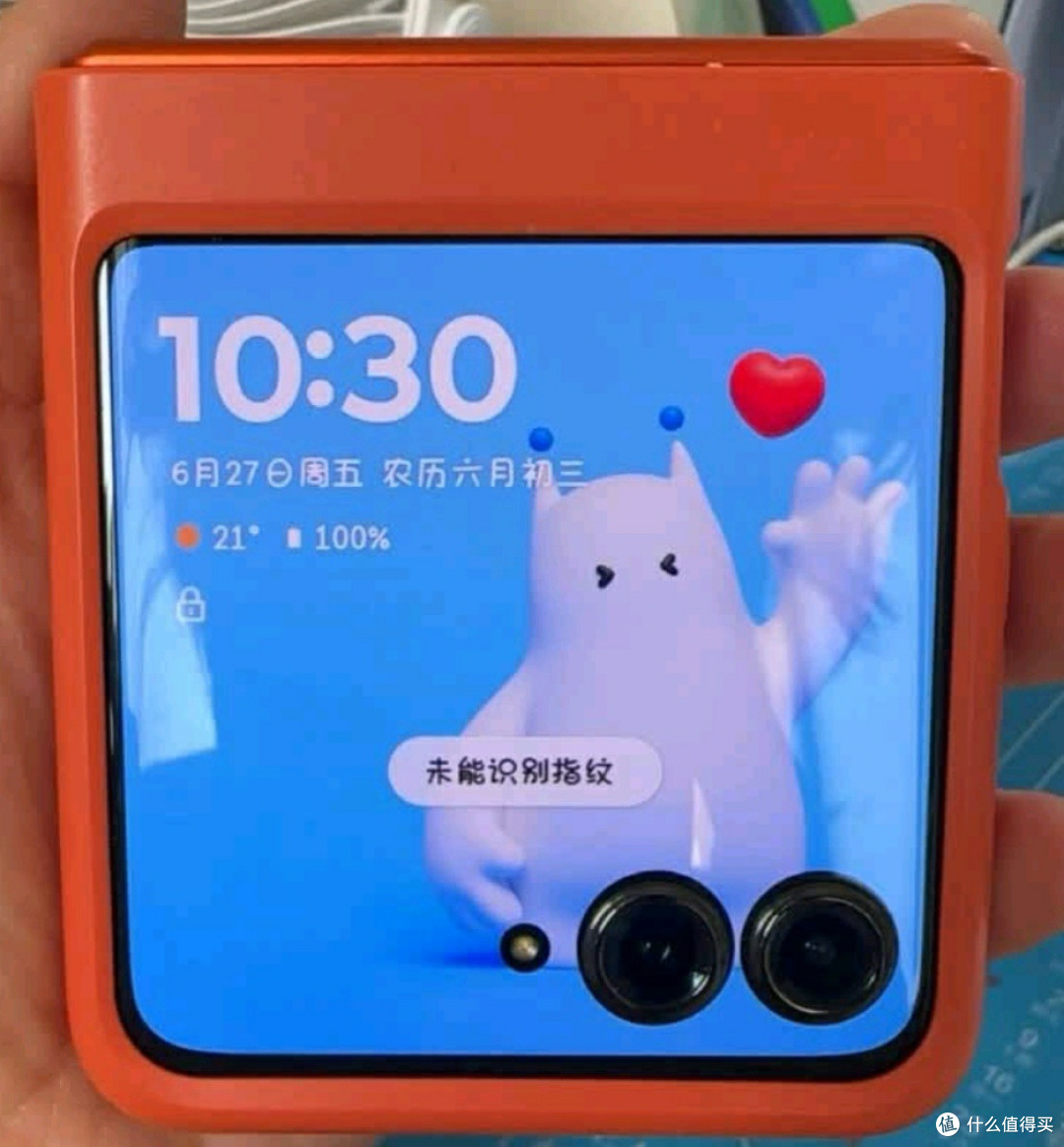 邂逅摩托罗拉moto Razr 50热爱橙，解锁折叠屏新潮流