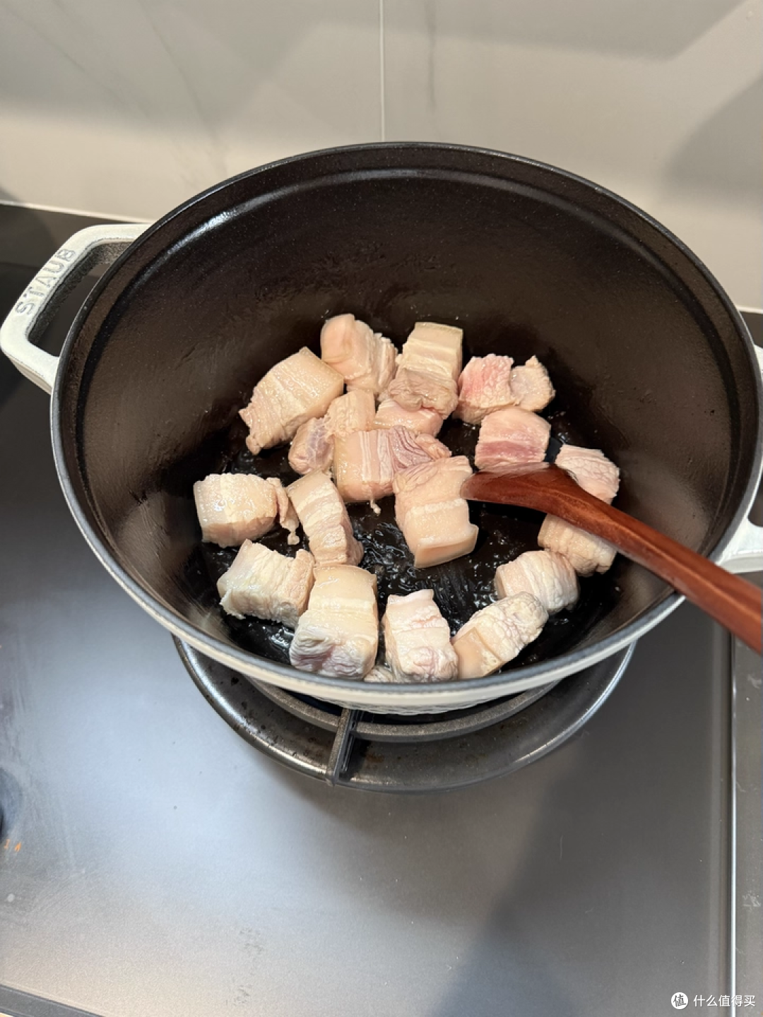 staub 松露白珐琅锅:无涂层炖肉香,颜值太高了