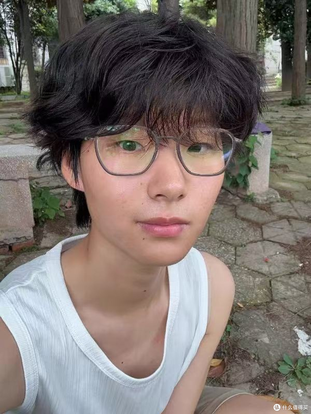 现在戴眼镜哪还只为看清东西啊，简直是穿搭的“点睛神器”。