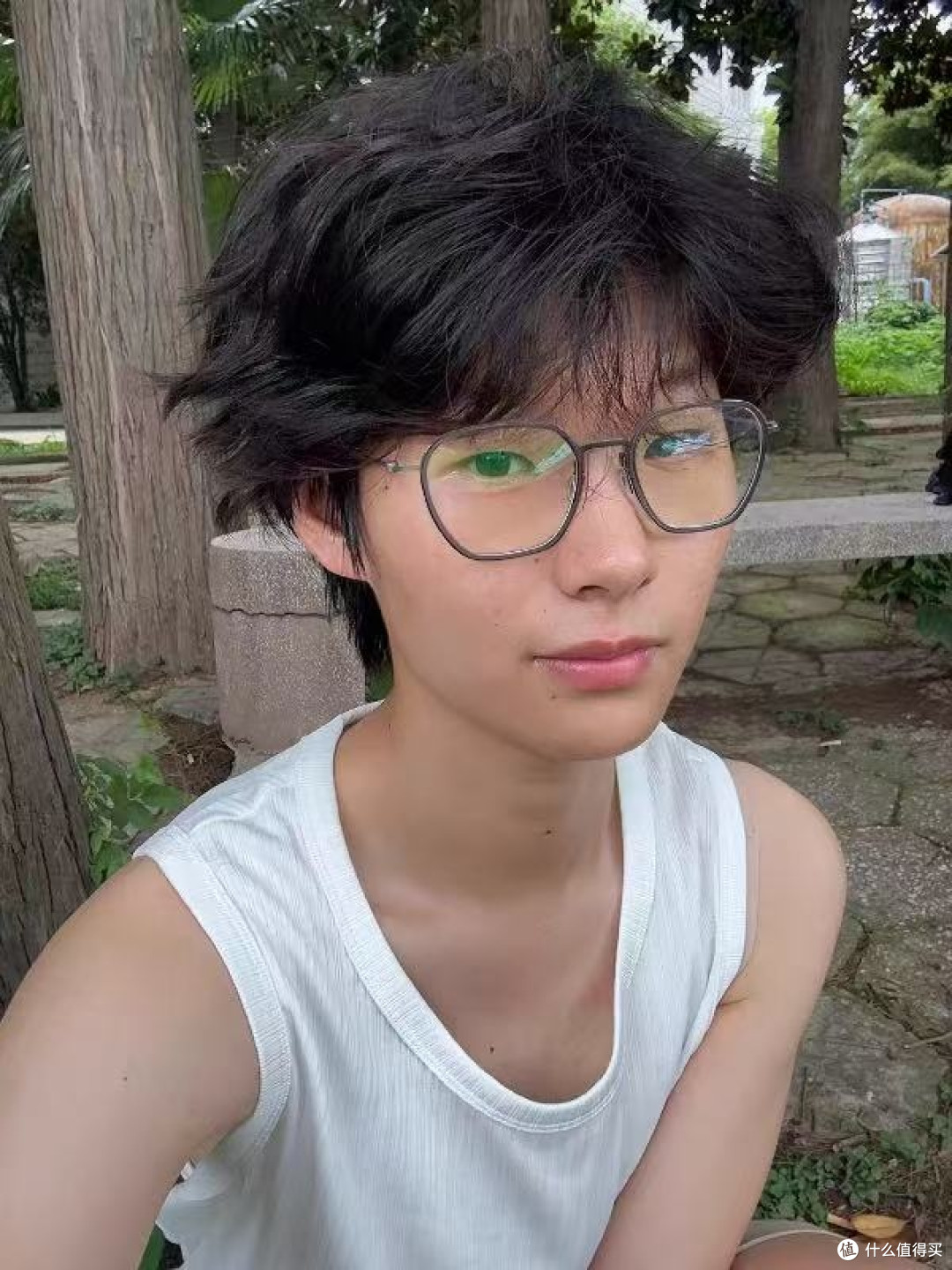 现在戴眼镜哪还只为看清东西啊，简直是穿搭的“点睛神器”。