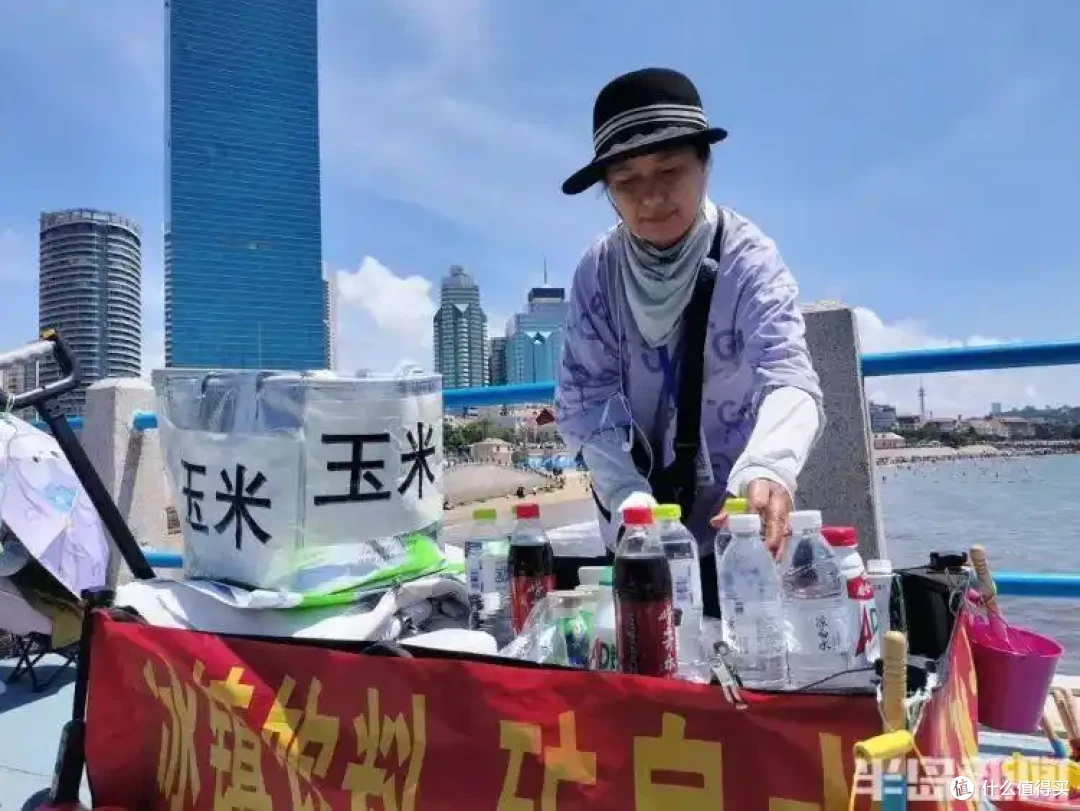 青岛58岁跳海救人的大姐开直播被人指责,这是为什么?