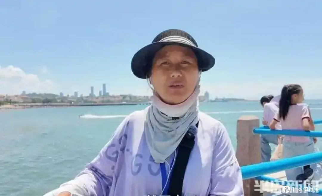 青岛58岁跳海救人的大姐开直播被人指责，这是为什么？