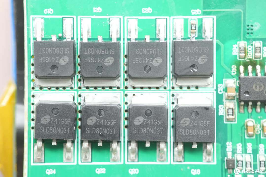 200W可叠加自充功率,纽曼72000mAh便携式储能电源拆解
