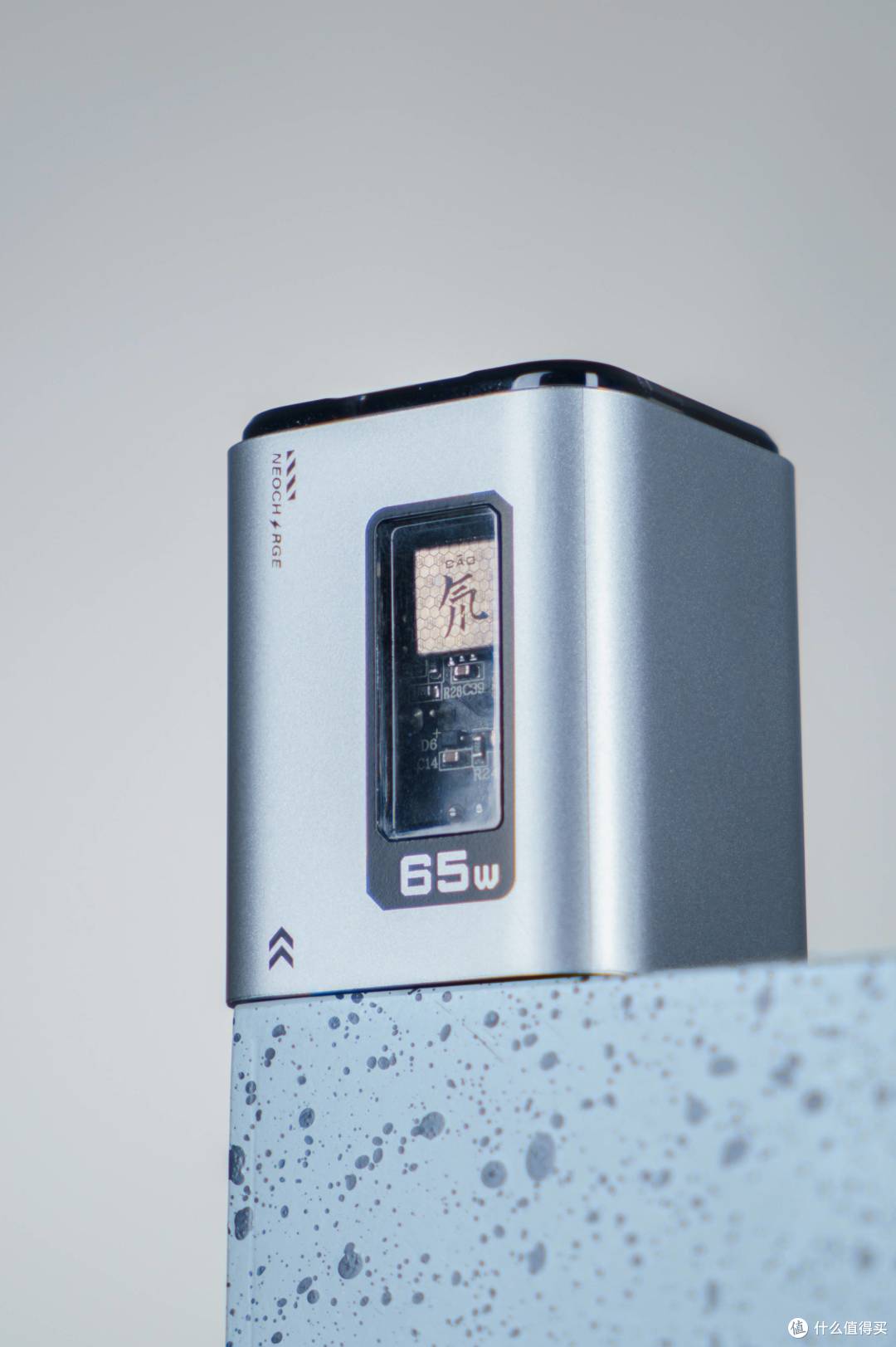 这是我用过设计很硬核酷炫的充电头-红魔氘锋能量块mini65W体验