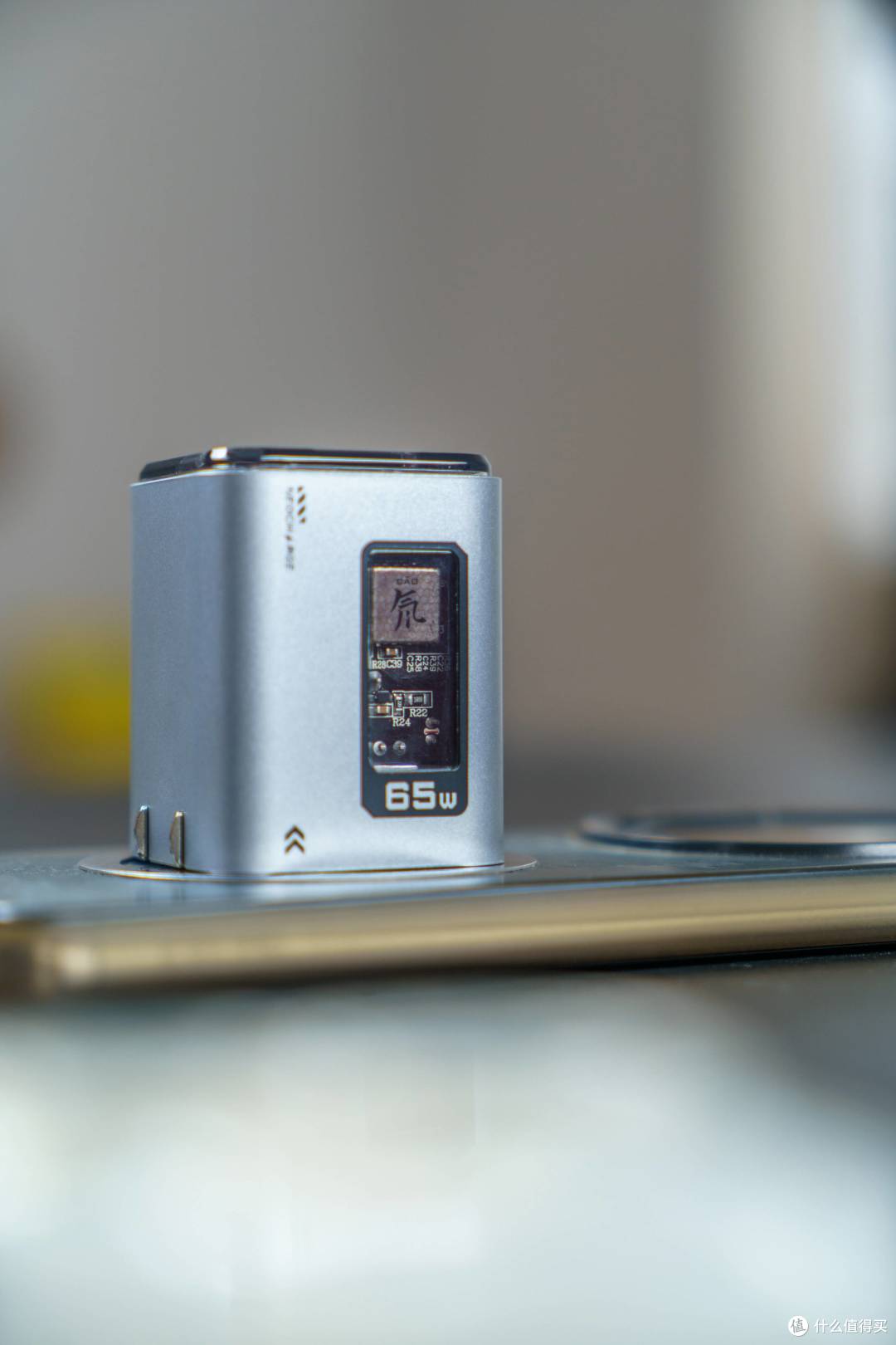 这是我用过设计很硬核酷炫的充电头-红魔氘锋能量块mini65W体验