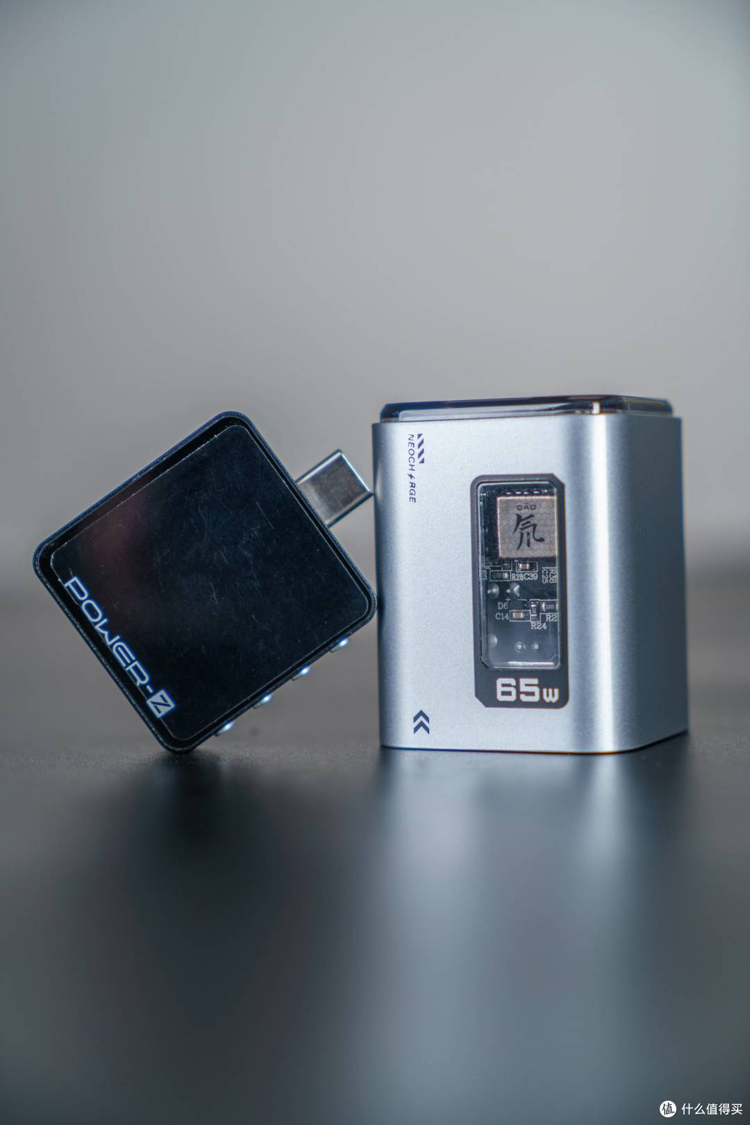 这是我用过设计很硬核酷炫的充电头-红魔氘锋能量块mini65W体验