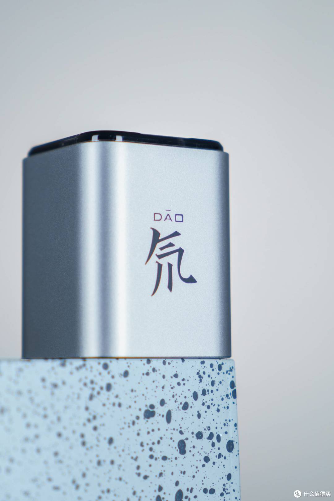 这是我用过设计很硬核酷炫的充电头-红魔氘锋能量块mini65W体验