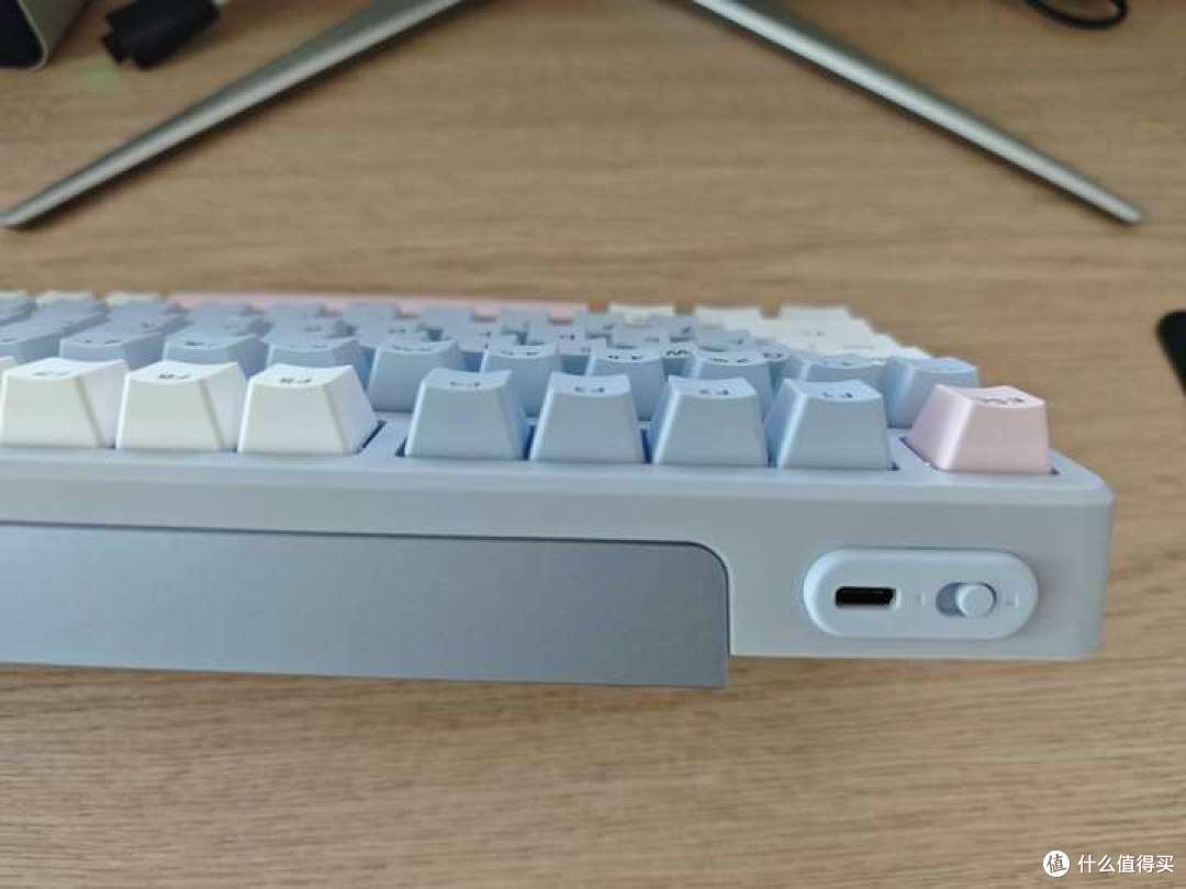 响应迅速、轻巧趁手,高颜值三模机械键盘雷柏V700DIY-98深度体验