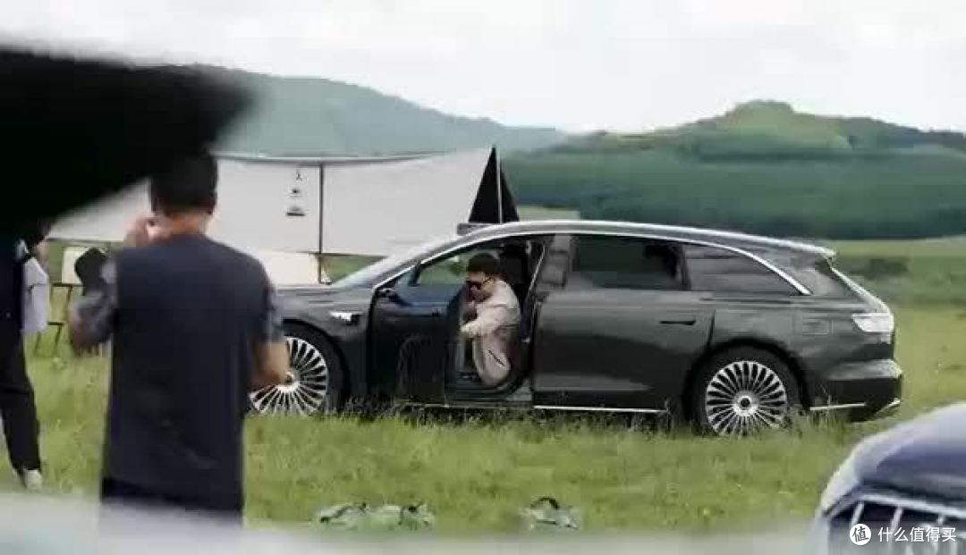 鸿蒙智行享界S9T旅行车配备问界M9/M8同款电动门