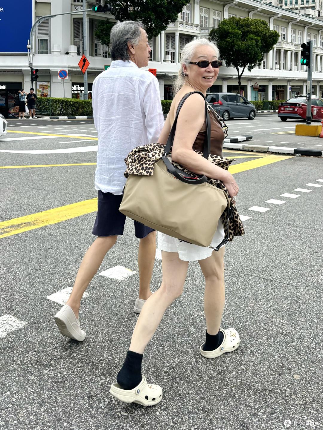 被63岁上海阿姨惊艳！白发不染，爱穿吊带短裤，比年轻人还时髦