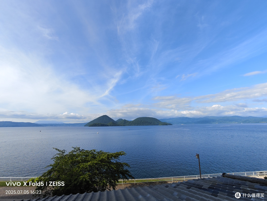 湖中岛的左侧是被云层掩盖的羊蹄山（绰号小富士山）