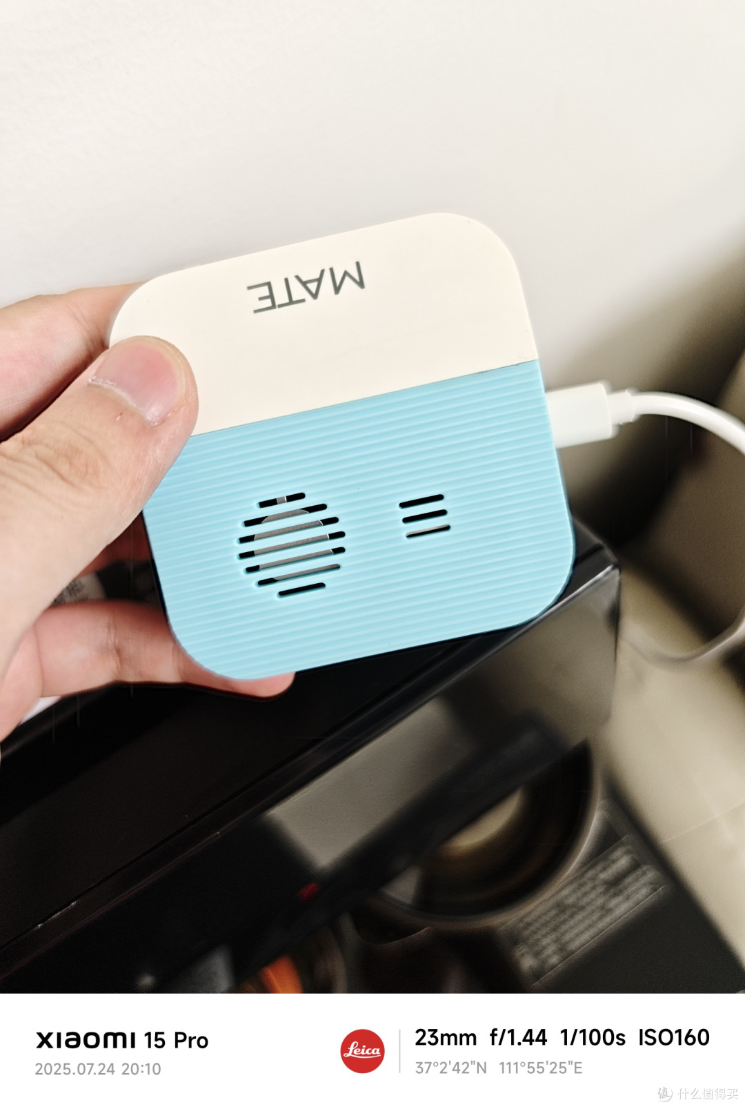 盖上盖子，找一个5v1a充电器接上电就能正常使用了