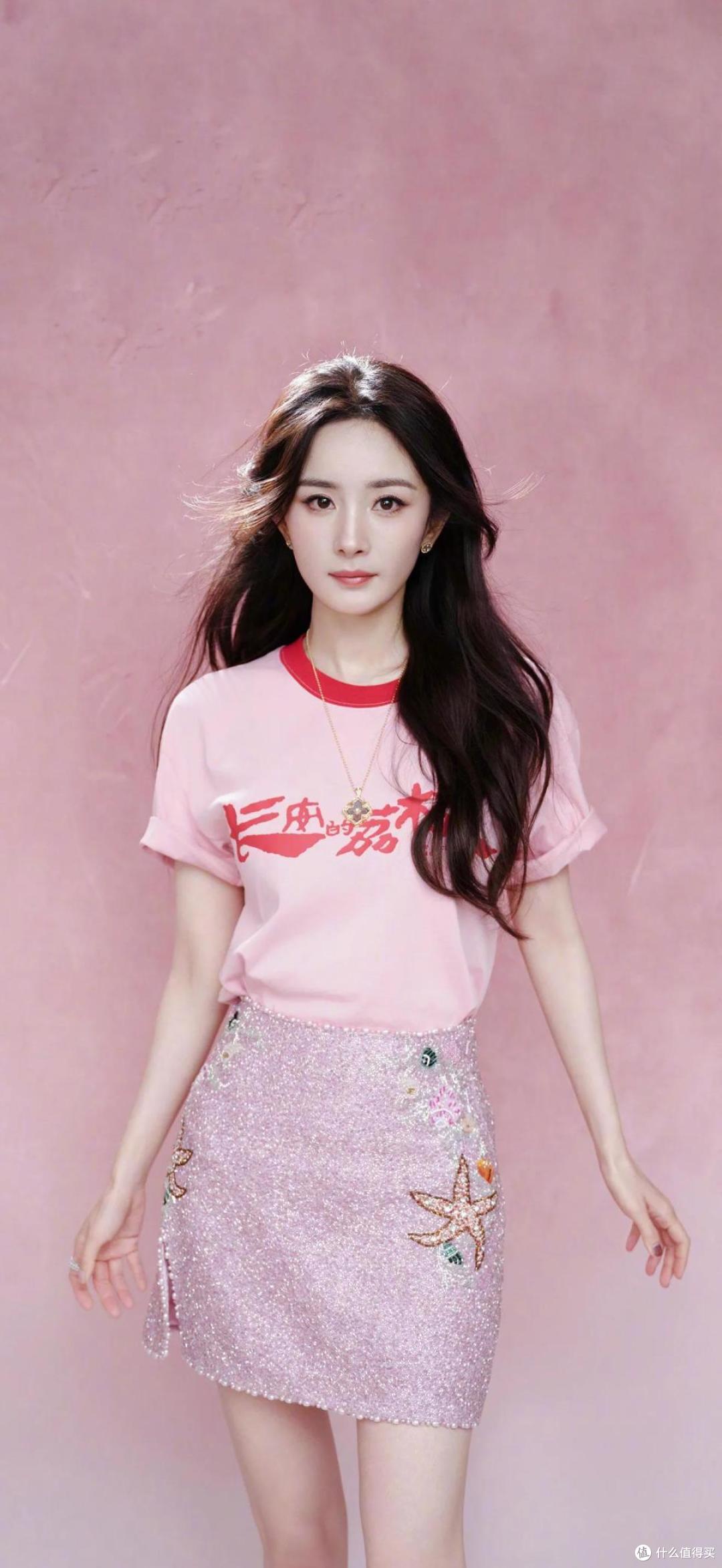 杨幂一袭粉色“长安的荔枝”主题T恤+闪钻短裙,少女感爆棚!