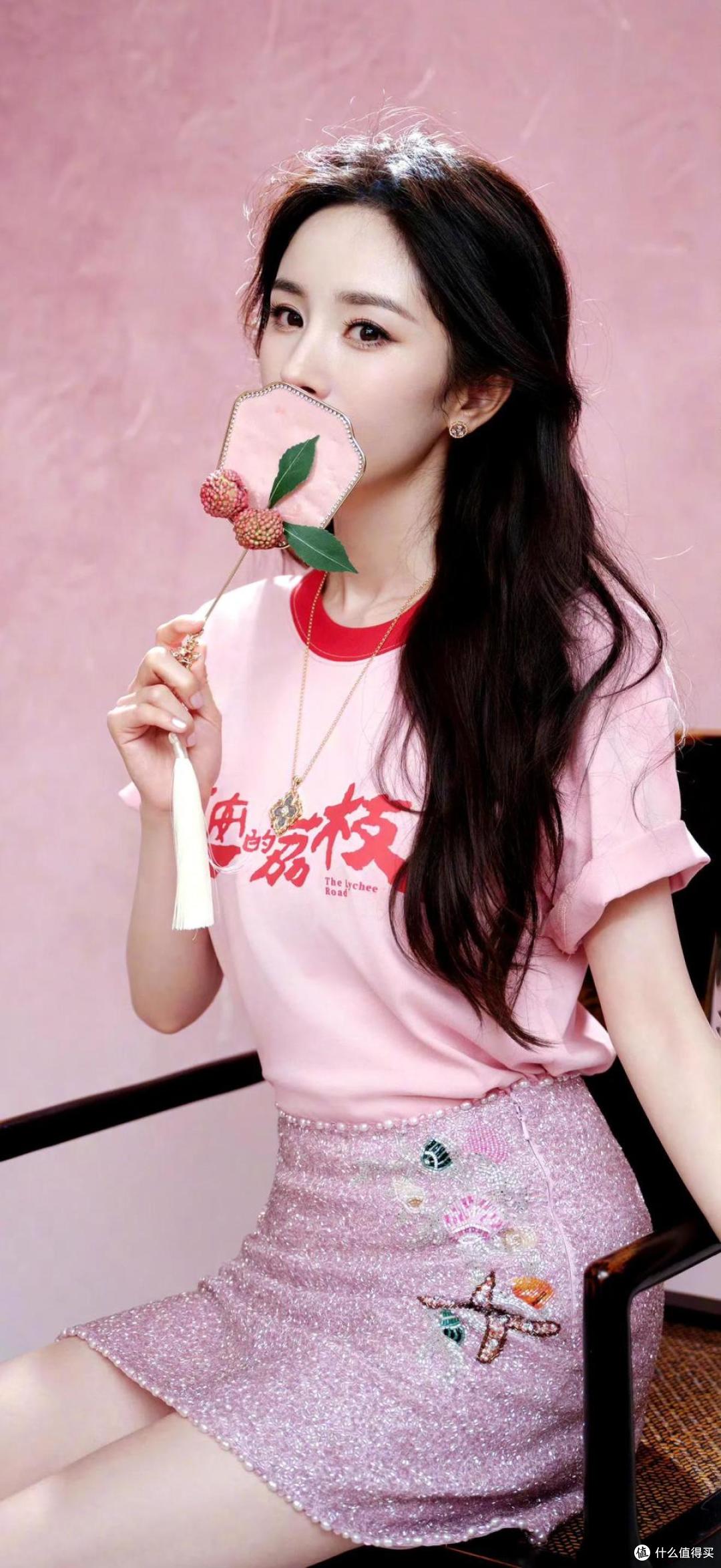 杨幂一袭粉色“长安的荔枝”主题T恤+闪钻短裙,少女感爆棚!