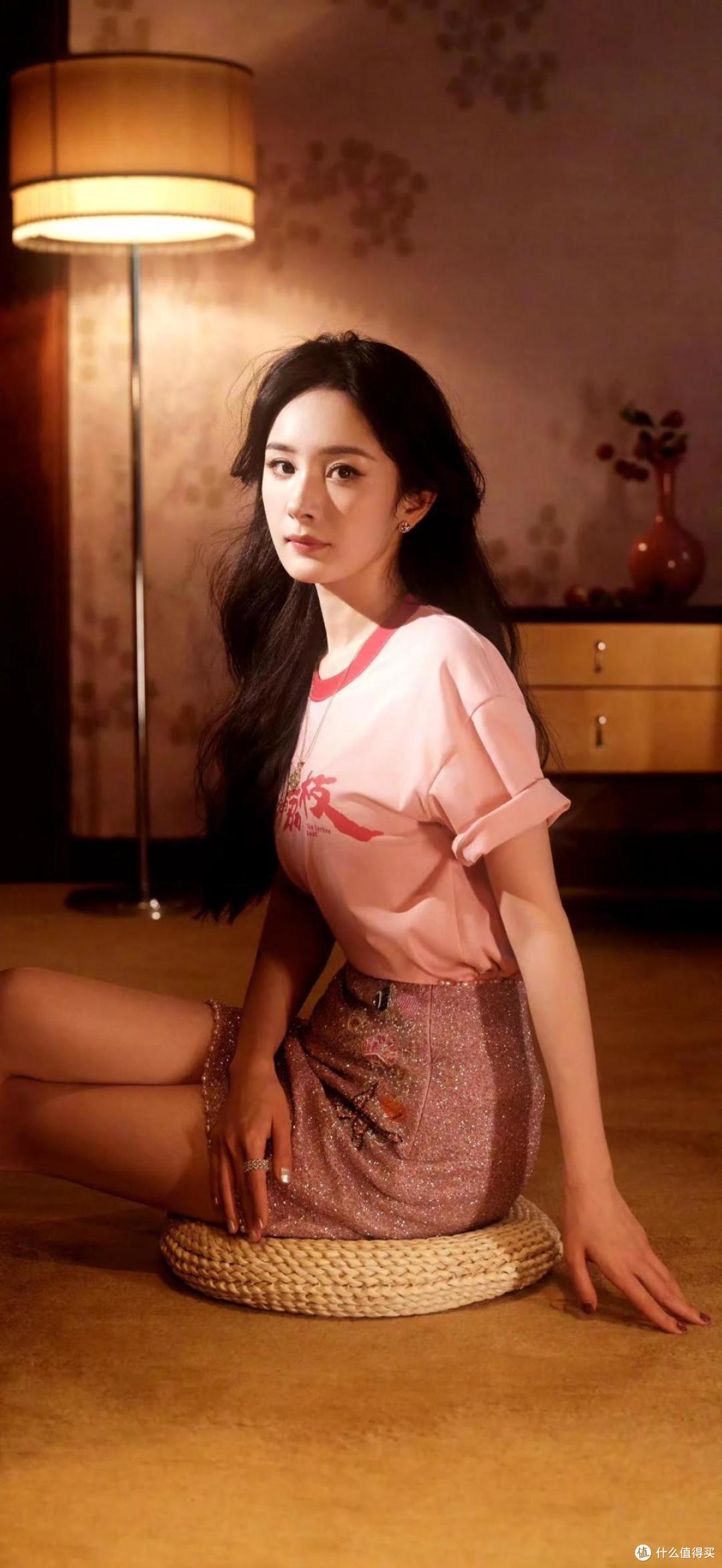 杨幂一袭粉色“长安的荔枝”主题T恤+闪钻短裙,少女感爆棚!