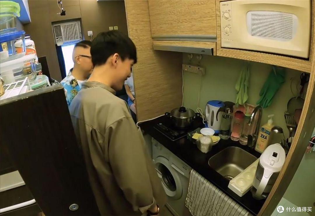 香港一对夫妻,蜗居9㎡小屋,入住2年,被超500万人羡慕,真幸福