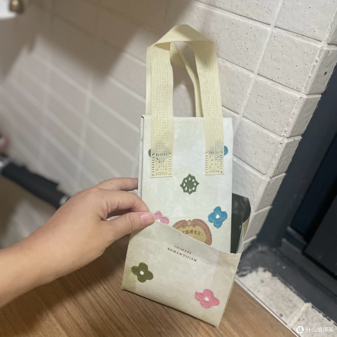 如何用家中多余的奶茶保温袋改造成实用收纳盒