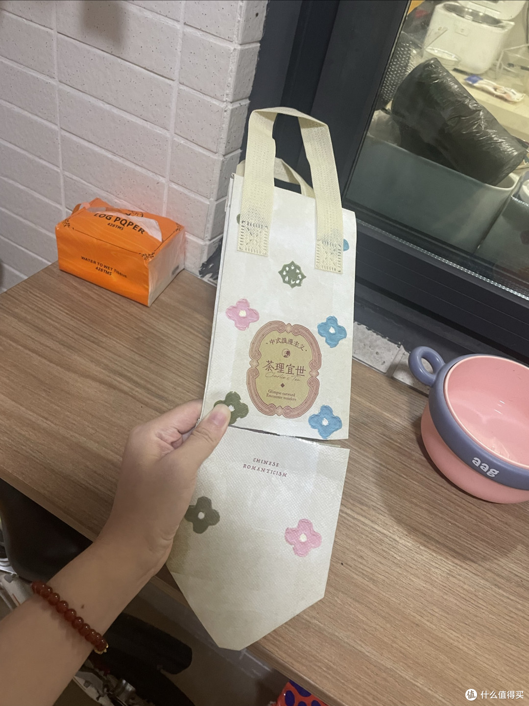 如何用家中多余的奶茶保温袋改造成实用收纳盒