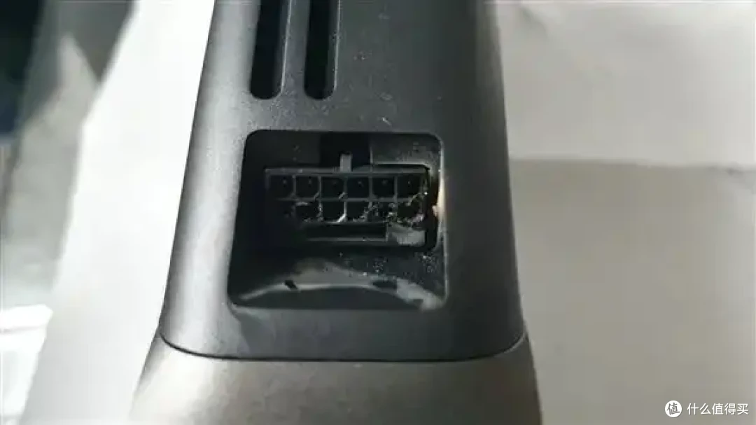 RTX 5090接口又烧毁!完整过程被记录