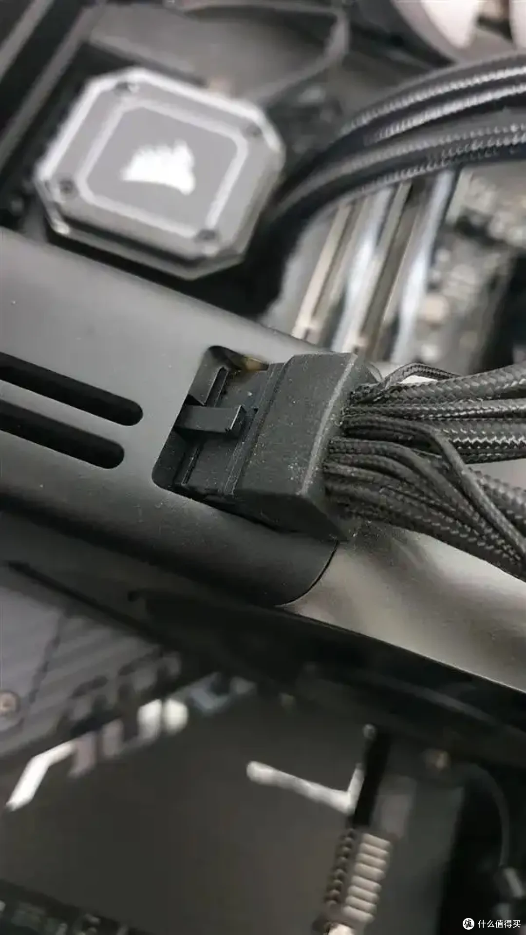 RTX 5090接口又烧毁!完整过程被记录