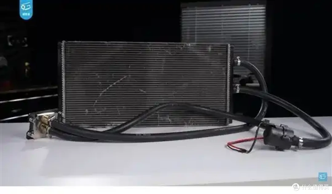 RTX 5090接口又烧毁!完整过程被记录