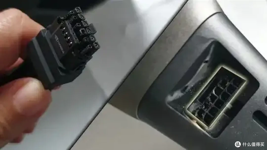 RTX 5090接口又烧毁!完整过程被记录
