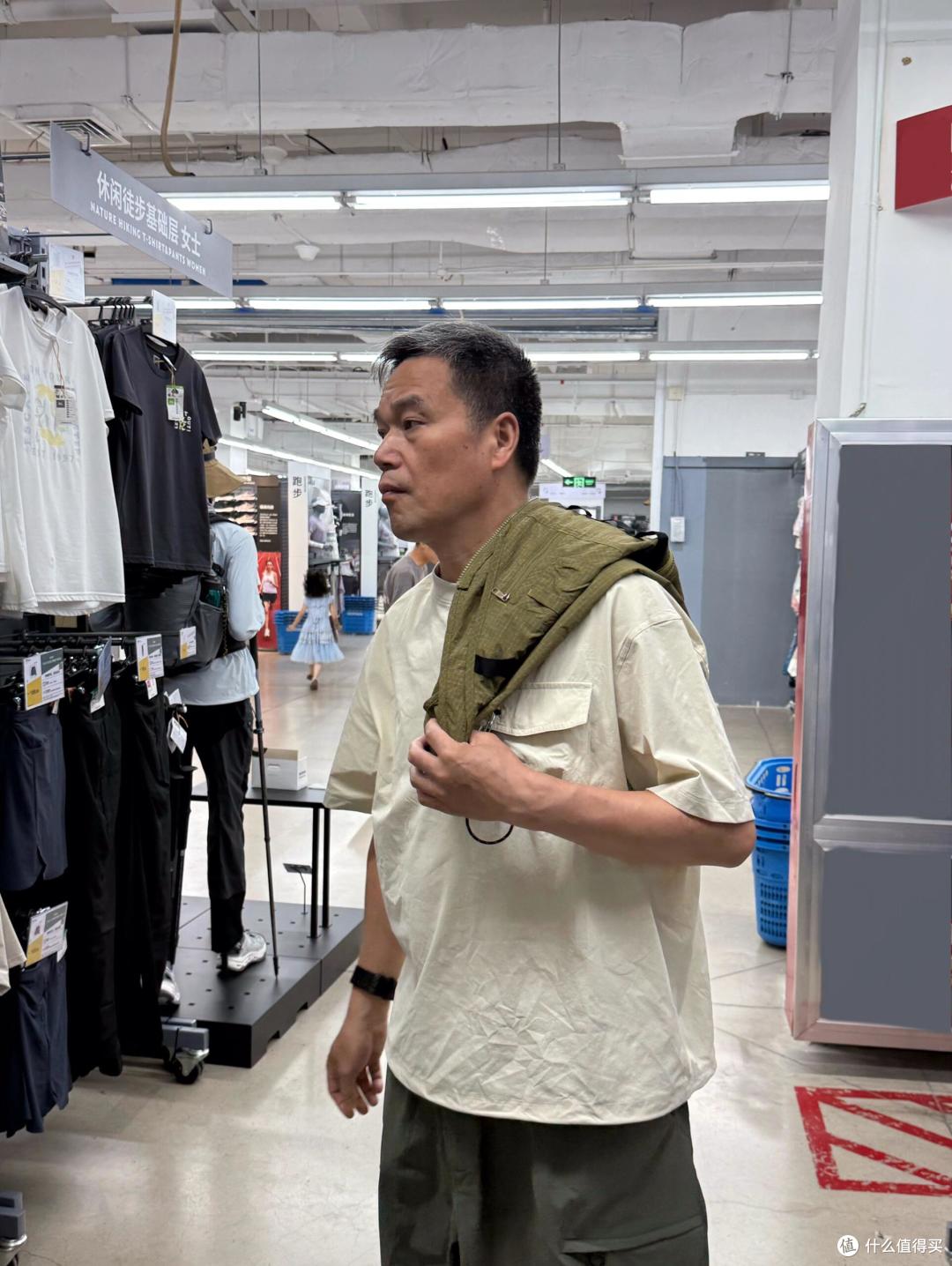 为什么劝男人多穿“优衣库、迪卡侬”?看这个61岁大爷,就明白了