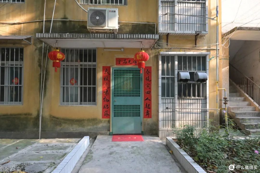 不听劝!买了别人不要的“老破小一楼”,入住一年多,说说心里话